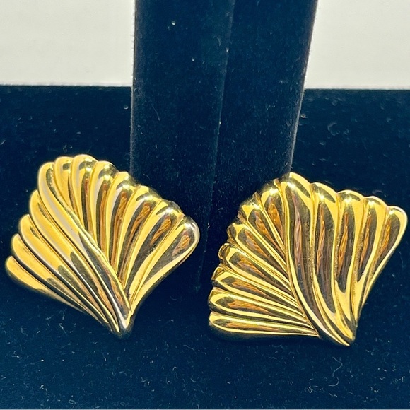 Vintage gold tone Monet clip on earrings. - Picture 2 of 8